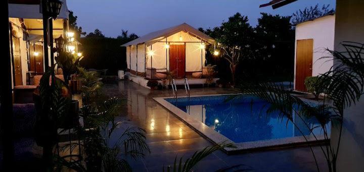 Luxury Farmhouse In Chhatarpur With Pool New Delhi Buitenkant foto